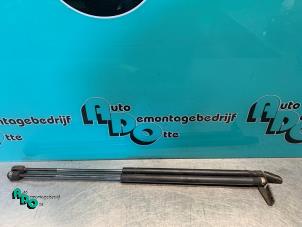 Begagnade Set med gasfjädrar, baklucka Mitsubishi Colt (Z2/Z3) 1.3 16V Pris € 10,00 Marginaltabell erbjuds av Autodemontagebedrijf Otte