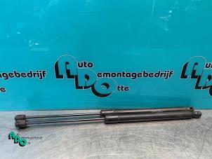 Begagnade Set med gasfjädrar, baklucka Mercedes B (W245) 2.0 B-200 16V Pris € 15,00 Marginaltabell erbjuds av Autodemontagebedrijf Otte