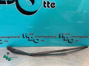 Begagnade Främre torkararm Mercedes B (W245) 2.0 B-200 16V Pris € 10,00 Marginaltabell erbjuds av Autodemontagebedrijf Otte