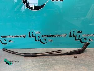 Begagnade Främre torkararm Mercedes B (W245) 2.0 B-200 16V Pris € 10,00 Marginaltabell erbjuds av Autodemontagebedrijf Otte