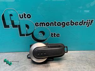 Begagnade Dörrhandtag, 4-dörrars, vänster fram Nissan Note (E11) 1.4 16V Pris € 10,00 Marginaltabell erbjuds av Autodemontagebedrijf Otte