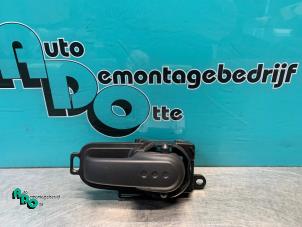 Begagnade Dörrhandtag, 4-dörrars, höger fram Nissan Note (E11) 1.4 16V Pris € 10,00 Marginaltabell erbjuds av Autodemontagebedrijf Otte