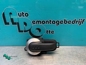 Begagnade Dörrhandtag, 4-dörrars, vänster bak Nissan Note (E11) 1.4 16V Pris € 10,00 Marginaltabell erbjuds av Autodemontagebedrijf Otte