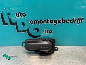 Begagnade Dörrhandtag, 4-dörrars, höger bak Nissan Note (E11) 1.4 16V Pris € 10,00 Marginaltabell erbjuds av Autodemontagebedrijf Otte