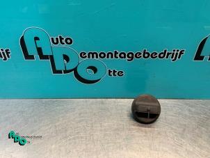 Begagnade Tanklock Opel Vivaro 1.9 DTI 16V Pris € 15,00 Marginaltabell erbjuds av Autodemontagebedrijf Otte