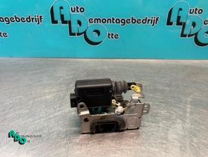 Begagnade Dörrlåsmekanism, 4-dörrars, höger fram Dacia Sandero I (BS) 1.6 Pris € 45,00 Marginaltabell erbjuds av Autodemontagebedrijf Otte