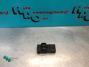 Gebruikte Elektrisch Raam Schakelaar Nissan Micra (K12) 1.2 16V Prijs € 20,00 Margeregeling aangeboden door Autodemontagebedrijf Otte