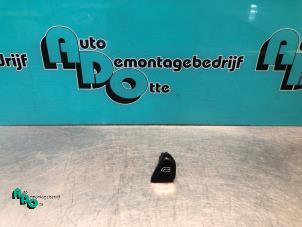 Gebruikte Elektrisch Raam Schakelaar Ford Ka II 1.2 Prijs € 15,00 Margeregeling aangeboden door Autodemontagebedrijf Otte
