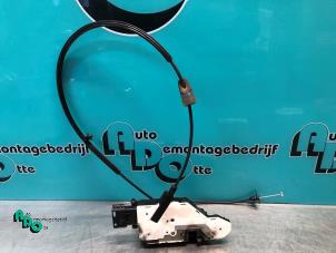 Używane Mechanizm blokady drzwi prawych wersja 2-drzwiowa Peugeot 207/207+ (WA/WC/WM) 1.4 16V VTi Cena € 25,00 Procedura marży oferowane przez Autodemontagebedrijf Otte