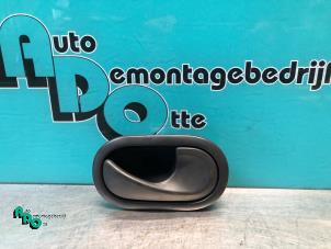 Begagnade Dörrhandtag, 2-dörrars, höger Renault Twingo II (CN) 1.2 16V Pris € 10,00 Marginaltabell erbjuds av Autodemontagebedrijf Otte