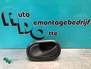 Begagnade Dörrhandtag, 2-dörrars, vänster Renault Twingo II (CN) 1.2 16V Pris € 10,00 Marginaltabell erbjuds av Autodemontagebedrijf Otte