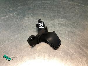 Begagnade Dörrhandtag, 2-dörrars, höger Renault Twingo II (CN) 1.2 16V Pris € 10,00 Marginaltabell erbjuds av Autodemontagebedrijf Otte