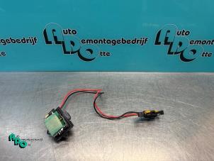 Gebruikte Kachel Weerstand Renault Trafic New (FL) 2.0 dCi 16V 90 Prijs € 30,00 Margeregeling aangeboden door Autodemontagebedrijf Otte