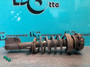 Gebruikte Mac Phersonpoot links-voor Renault Trafic New (FL) 2.0 dCi 16V 90 Prijs € 30,00 Margeregeling aangeboden door Autodemontagebedrijf Otte