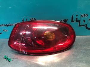 Begagnade Baklykta, vänster Fiat Bravo (198A) 1.6 D Multijet 90 Pris € 20,00 Marginaltabell erbjuds av Autodemontagebedrijf Otte