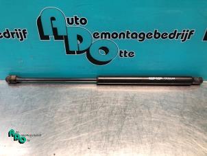 Begagnade Gasfjäder, höger bak Opel Zafira (M75) 2.2 16V Direct Ecotec Pris € 15,00 Marginaltabell erbjuds av Autodemontagebedrijf Otte