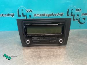 Begagnade CD-spelare med radio Volkswagen Golf VI (5K1) 2.0 TDI 16V Pris € 25,00 Marginaltabell erbjuds av Autodemontagebedrijf Otte