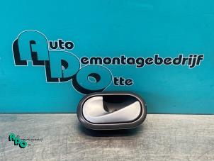 Begagnade Dörrhandtag, 2-dörrars, vänster Renault Twingo II (CN) 1.2 16V Pris € 10,00 Marginaltabell erbjuds av Autodemontagebedrijf Otte