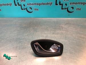 Gebruikte Portiergreep 4Deurs rechts-achter Renault Clio IV (5R) 0.9 Energy TCE 90 12V Prijs € 10,00 Margeregeling aangeboden door Autodemontagebedrijf Otte