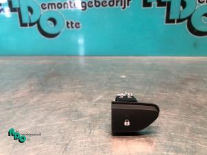 Gebruikte Centrale deurvergrendeling Schakelaar Renault Clio IV (5R) 0.9 Energy TCE 90 12V Prijs € 5,00 Margeregeling aangeboden door Autodemontagebedrijf Otte