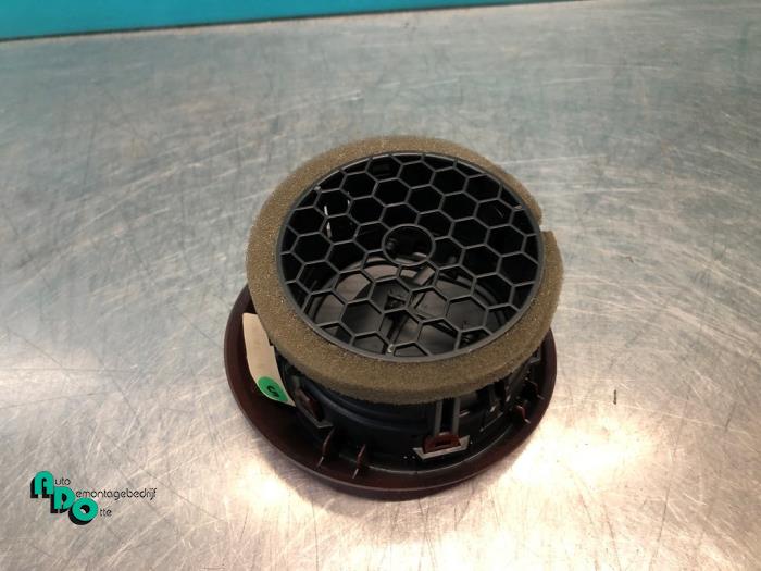 Luftmunstycke, instrumentbräda från en Renault Clio IV (5R) 0.9 Energy TCE 90 12V 2013