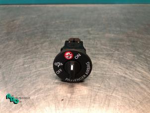 Używane Przelacznik poduszki powietrznej Renault Clio IV (5R) 0.9 Energy TCE 90 12V Cena € 5,00 Procedura marży oferowane przez Autodemontagebedrijf Otte