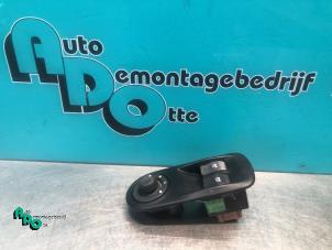 Gebruikte Elektrisch Raam Schakelaar Renault Master II (ED/HD/UD) 2.5 dCi 16V 100 Prijs € 25,00 Margeregeling aangeboden door Autodemontagebedrijf Otte