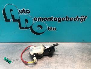 Używane Silnik blokady wlewu paliwa Mercedes SLK (R171) 3.5 350 V6 24V Cena € 10,00 Procedura marży oferowane przez Autodemontagebedrijf Otte