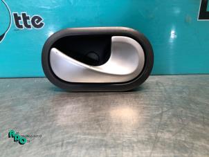Begagnade Dörrhandtag, 2-dörrars, höger Renault Twingo II (CN) 1.2 Pris € 10,00 Marginaltabell erbjuds av Autodemontagebedrijf Otte