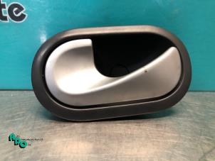 Begagnade Dörrhandtag, 2-dörrars, vänster Renault Twingo II (CN) 1.2 Pris € 10,00 Marginaltabell erbjuds av Autodemontagebedrijf Otte
