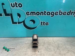 Begagnade Brytare, eldrivna fönster Chevrolet Spark (M300) 1.2 16V Pris € 5,00 Marginaltabell erbjuds av Autodemontagebedrijf Otte