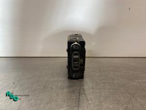 Begagnade Brytare, AIH strålkastare Opel Vivaro 1.9 DTI 16V Pris € 5,00 Marginaltabell erbjuds av Autodemontagebedrijf Otte