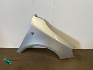 Begagnade Framskärm, höger Skoda Fabia II Combi 1.2i 12V Pris € 70,00 Marginaltabell erbjuds av Autodemontagebedrijf Otte