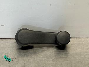 Używane Klamka okienna Skoda Fabia II Combi 1.2i 12V Cena € 10,00 Procedura marży oferowane przez Autodemontagebedrijf Otte