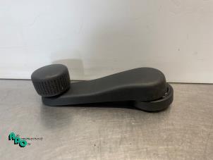 Używane Klamka okienna Skoda Fabia II Combi 1.2i 12V Cena € 10,00 Procedura marży oferowane przez Autodemontagebedrijf Otte