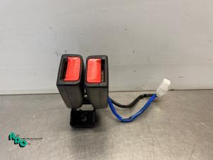 Begagnade Bakre bältesspänne, höger Hyundai i20 1.2i 16V Pris € 10,00 Marginaltabell erbjuds av Autodemontagebedrijf Otte