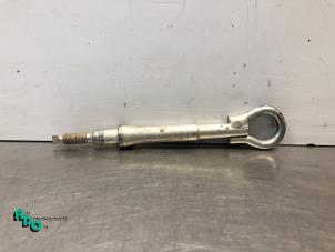 Używane Zaczep holowniczy przedni Peugeot Partner Tepee (7A/B/C/D/E/F/G/J/P/S) 1.6 HDiF 90 16V Phase 1 Cena € 25,00 Procedura marży oferowane przez Autodemontagebedrijf Otte