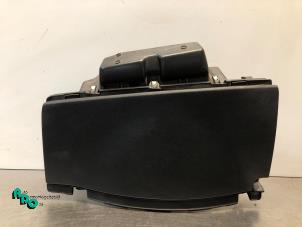 Używane Schowek w desce rozdzielczej Peugeot Partner Tepee (7A/B/C/D/E/F/G/J/P/S) 1.6 HDiF 90 16V Phase 1 Cena € 15,00 Procedura marży oferowane przez Autodemontagebedrijf Otte