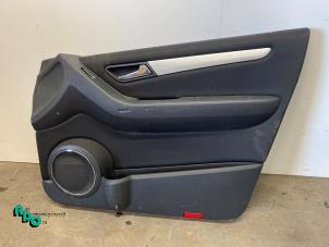 Begagnade List, framdörr, 4-dörrars, höger Mercedes B (W245) 2.0 B-200 16V Pris € 40,00 Marginaltabell erbjuds av Autodemontagebedrijf Otte