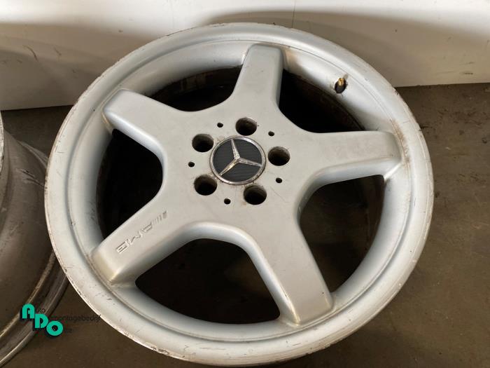 Velgen set van een Mercedes-Benz E (W211) 4.0 E-420 CDI V8 32V 2003