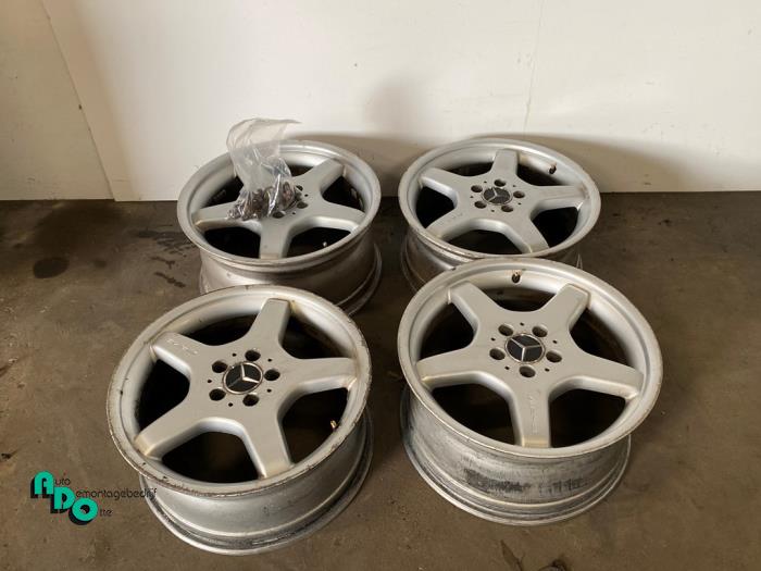 Velgen set van een Mercedes-Benz E (W211) 4.0 E-420 CDI V8 32V 2003