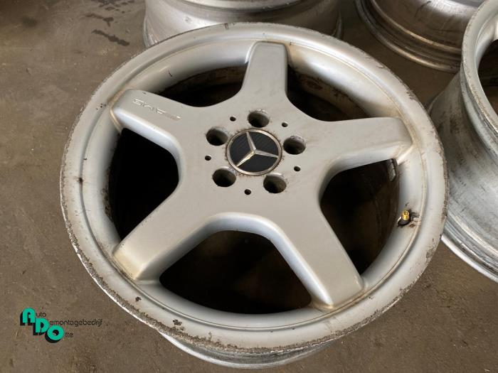 Velgen set van een Mercedes-Benz E (W211) 4.0 E-420 CDI V8 32V 2003