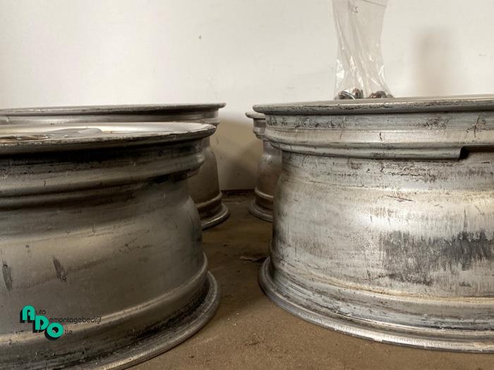 Velgen set van een Mercedes-Benz E (W211) 4.0 E-420 CDI V8 32V 2003