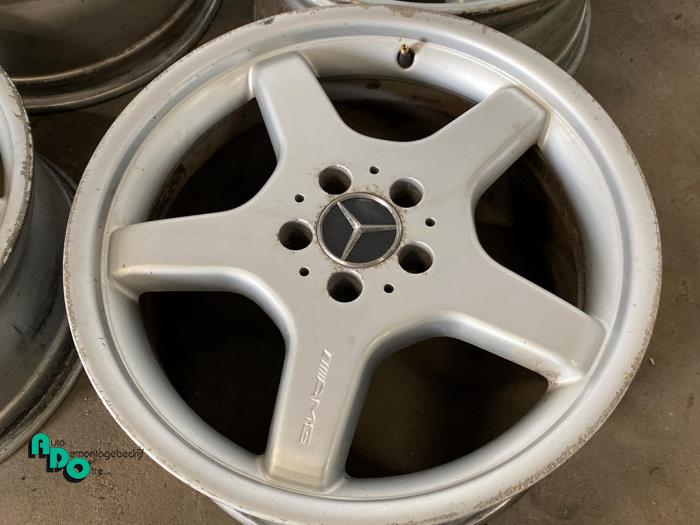 Velgen set van een Mercedes-Benz E (W211) 4.0 E-420 CDI V8 32V 2003