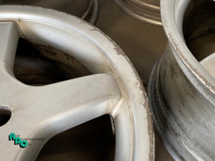 Velgen set van een Mercedes-Benz E (W211) 4.0 E-420 CDI V8 32V 2003