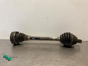 Begagnade Drivaxel, vänster fram Volkswagen Golf VI (5K1) 1.2 TSI BlueMotion Pris € 10,00 Marginaltabell erbjuds av Autodemontagebedrijf Otte