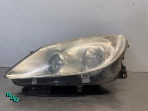 Gebruikte Linker Koplamp Opel Corsa D 1.2 16V Prijs € 40,00 Margeregeling aangeboden door Autodemontagebedrijf Otte