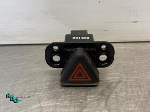 Begagnade Nödbelysningsbrytare Chevrolet Aveo (300) 1.2 16V Pris € 10,00 Marginaltabell erbjuds av Autodemontagebedrijf Otte