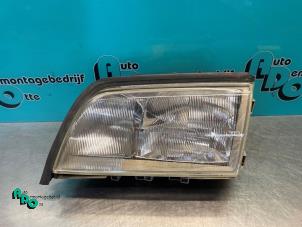 Begagnade Strålkastare, vänster Mercedes C (W202) 1.8 C-180 16V Pris € 30,00 Marginaltabell erbjuds av Autodemontagebedrijf Otte
