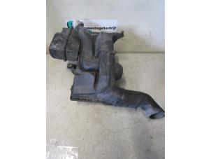 Begagnade Luftfilterhus Volvo V40 (VW) 1.8 16V Pris € 40,00 Marginaltabell erbjuds av Autodemontagebedrijf Otte